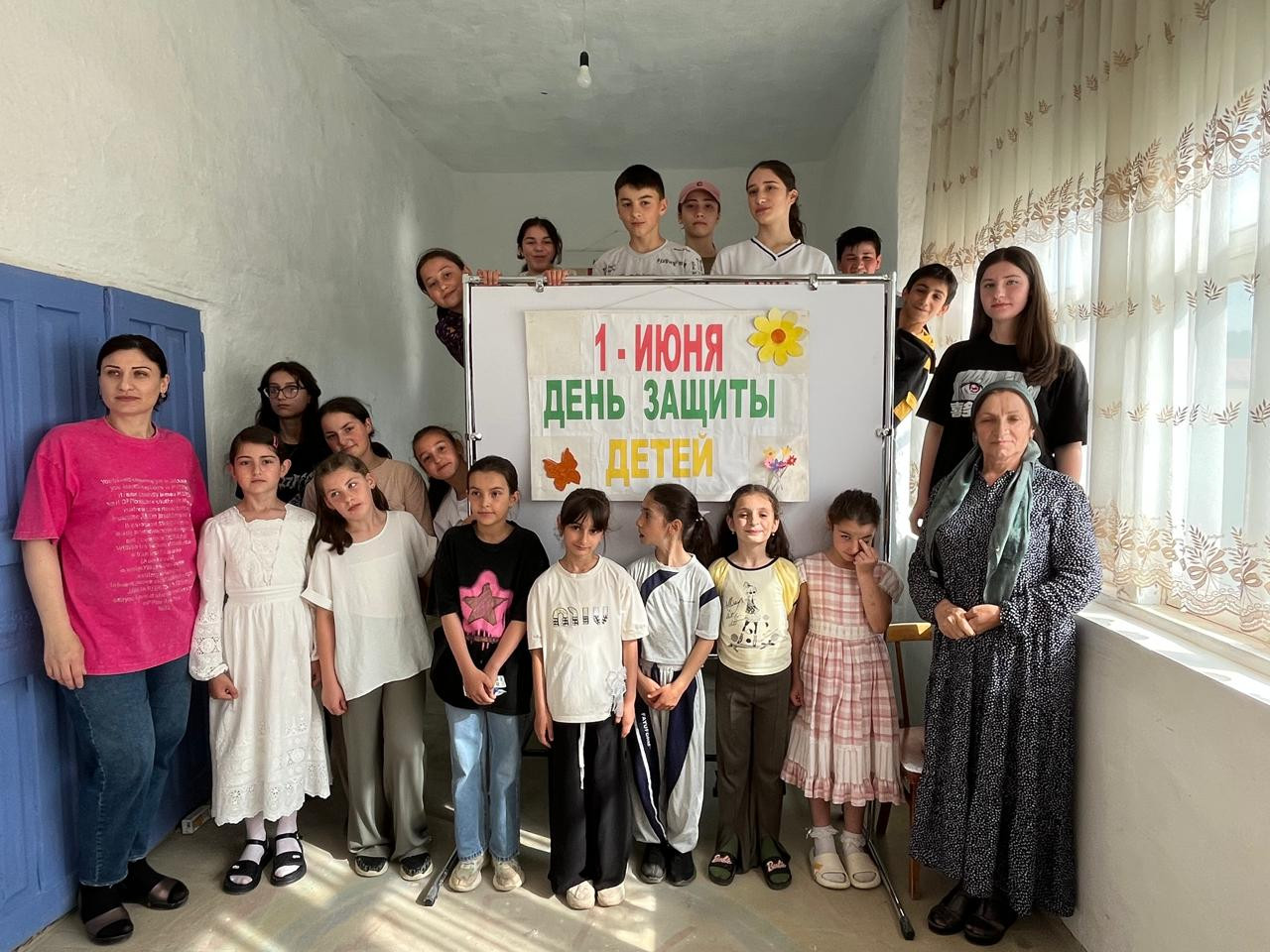 Специалист по работе с семьей и детьми Багомедова З. и медсестра по массажу Айгумова Э. совместно с КДЦ провели мероприятие посвященное дню защиты детей.